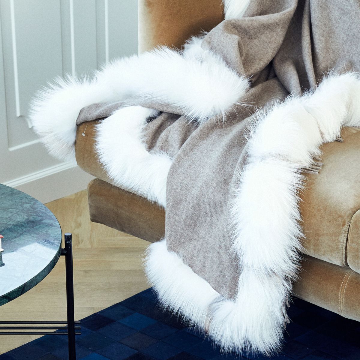 Plaid van Kasjmier met bies van Vossenbont Zilvervos/donkergrijs