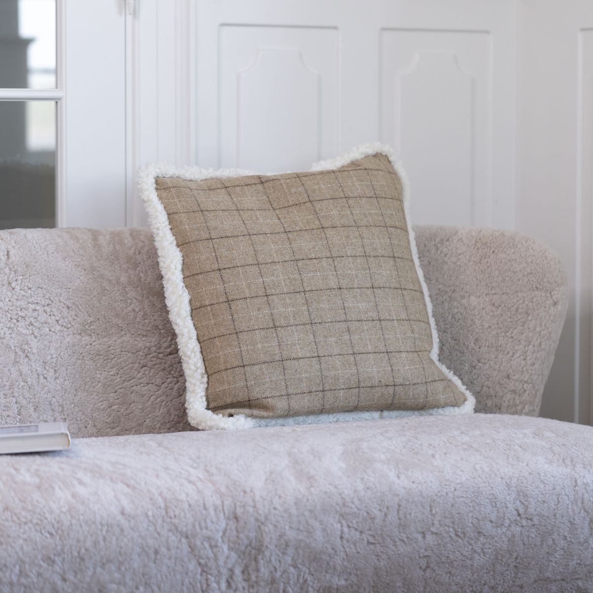 Eenzijdig Schapenvacht Kussen | KW | 52x52 cm Cacao-Donkerbruin/Taupe