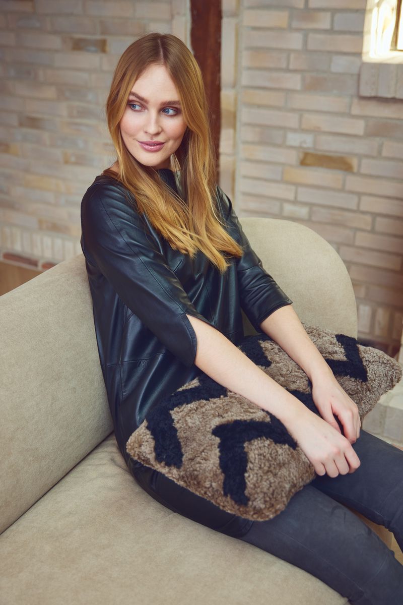 Kortharig Schapenvacht Kussen | Dubbelzijdig | 30x60 cm Taupe/Zwart