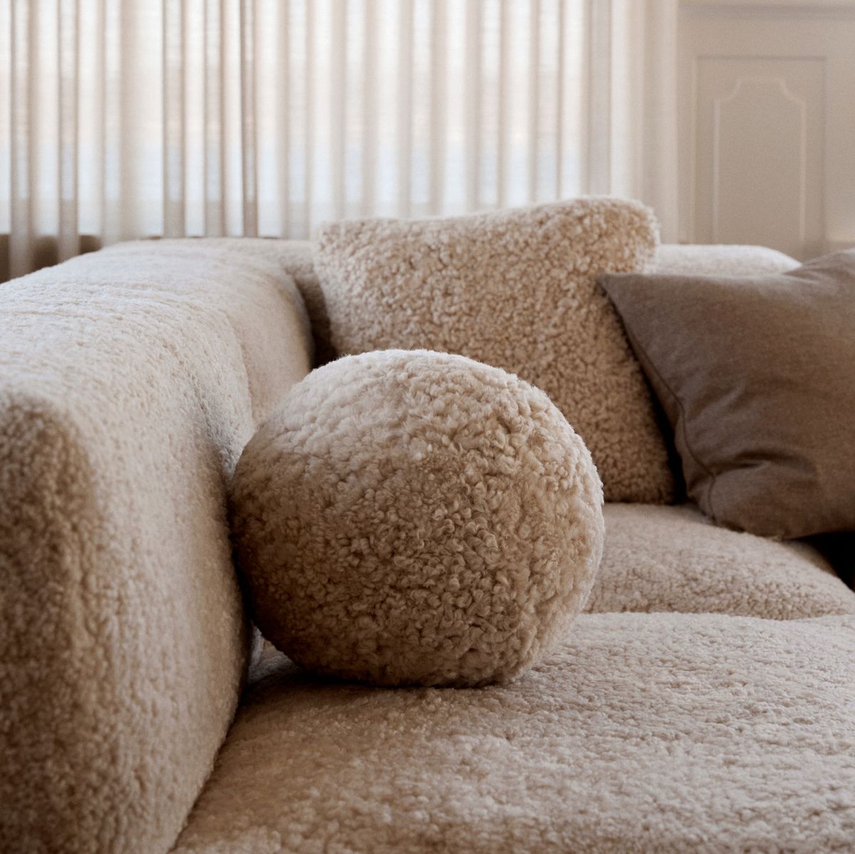 Angeliet Kussen | Rond | Kortharige Schapenvacht Antraciet Grijs