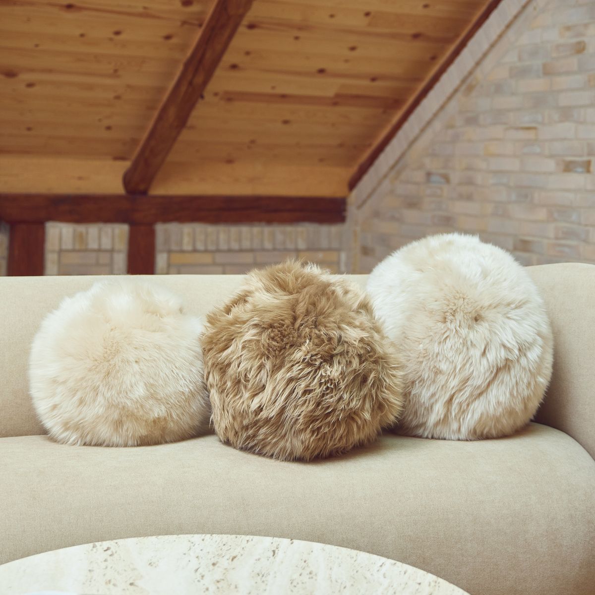 Angeliet Kussen | Rond | Langharige Schapenvacht Zwart