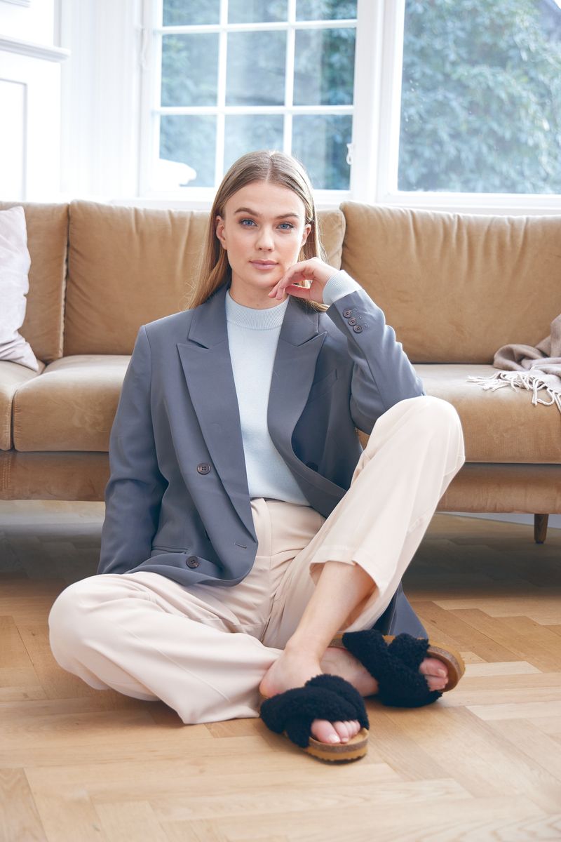 Lilly Cross Slipper Zwart