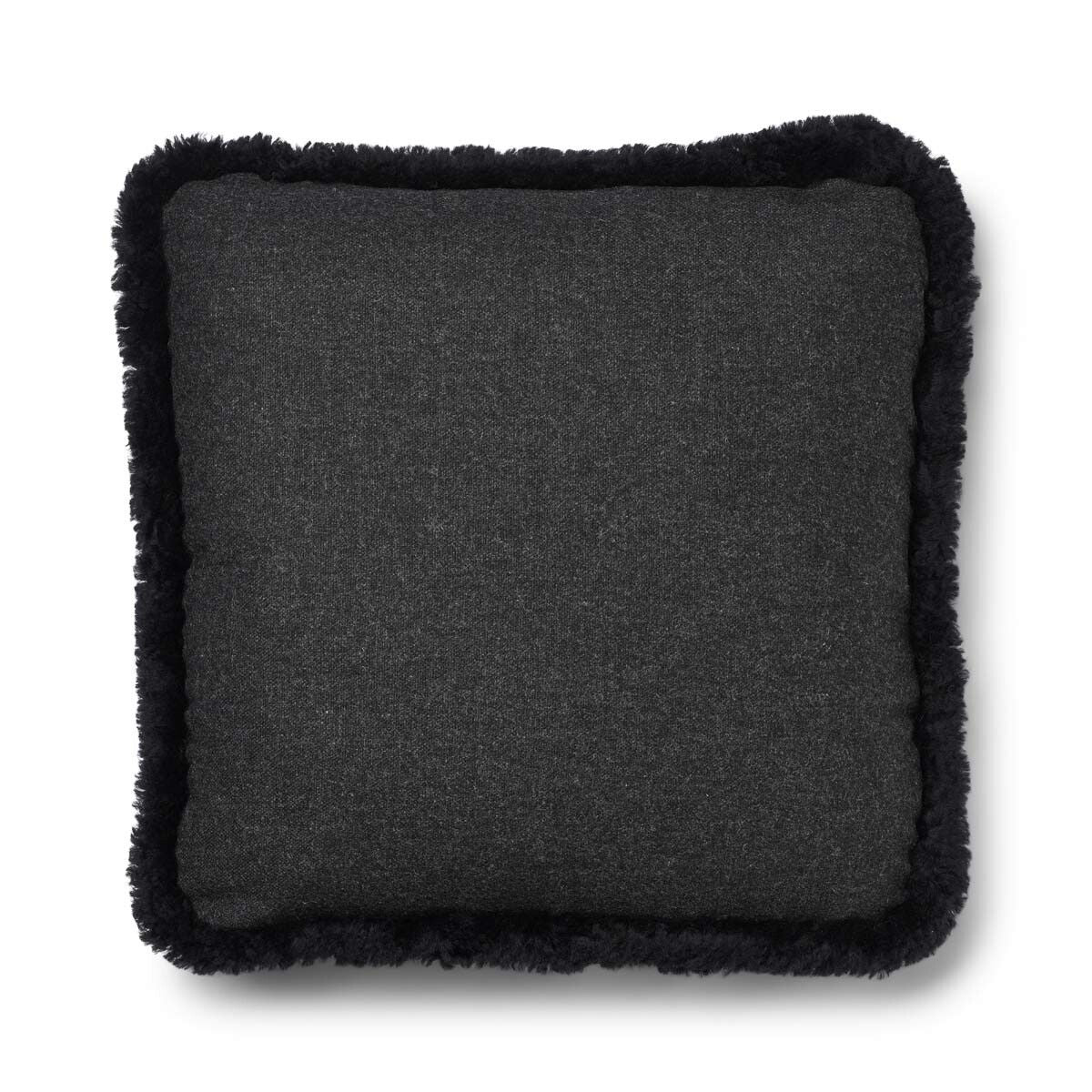 Kortharig Schapenvacht Kussen | KW rand | 52x52 cm | 34x52 cm Houtskool/Zwart
