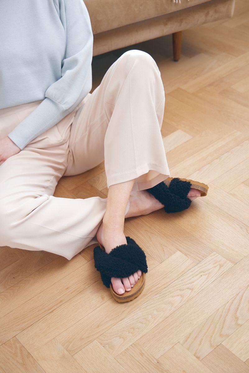 Lilly Cross Slipper Zwart