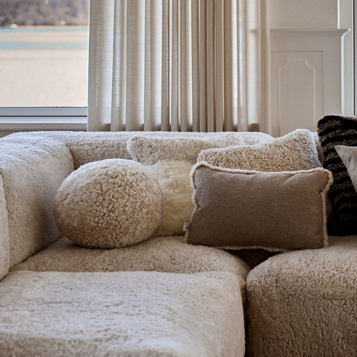 Angeliet Kussen | Rond | Kortharige Schapenvacht Zwart