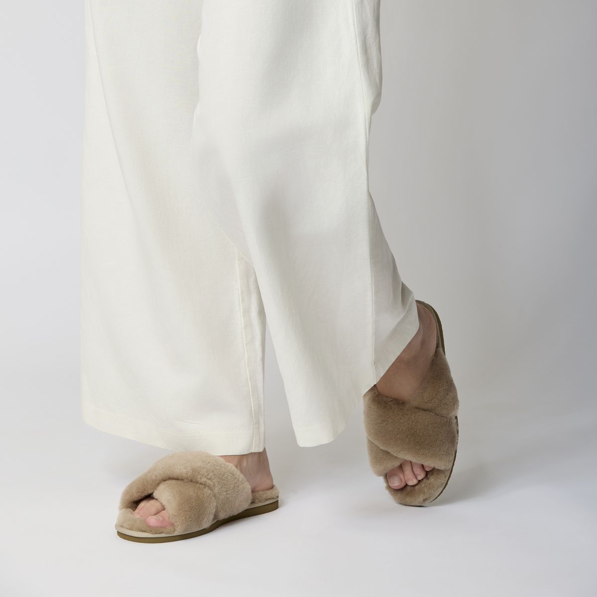 Slipper Cross Donkergrijs