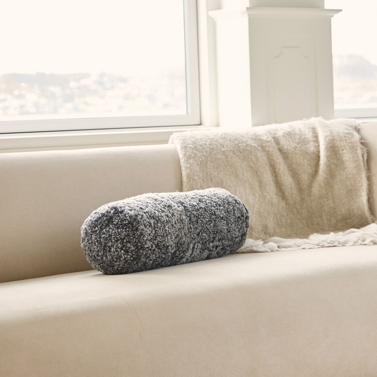 Schapenvacht Bolster Kussen | Kortharig | 22x58 cm [AANBIEDING] Zwart