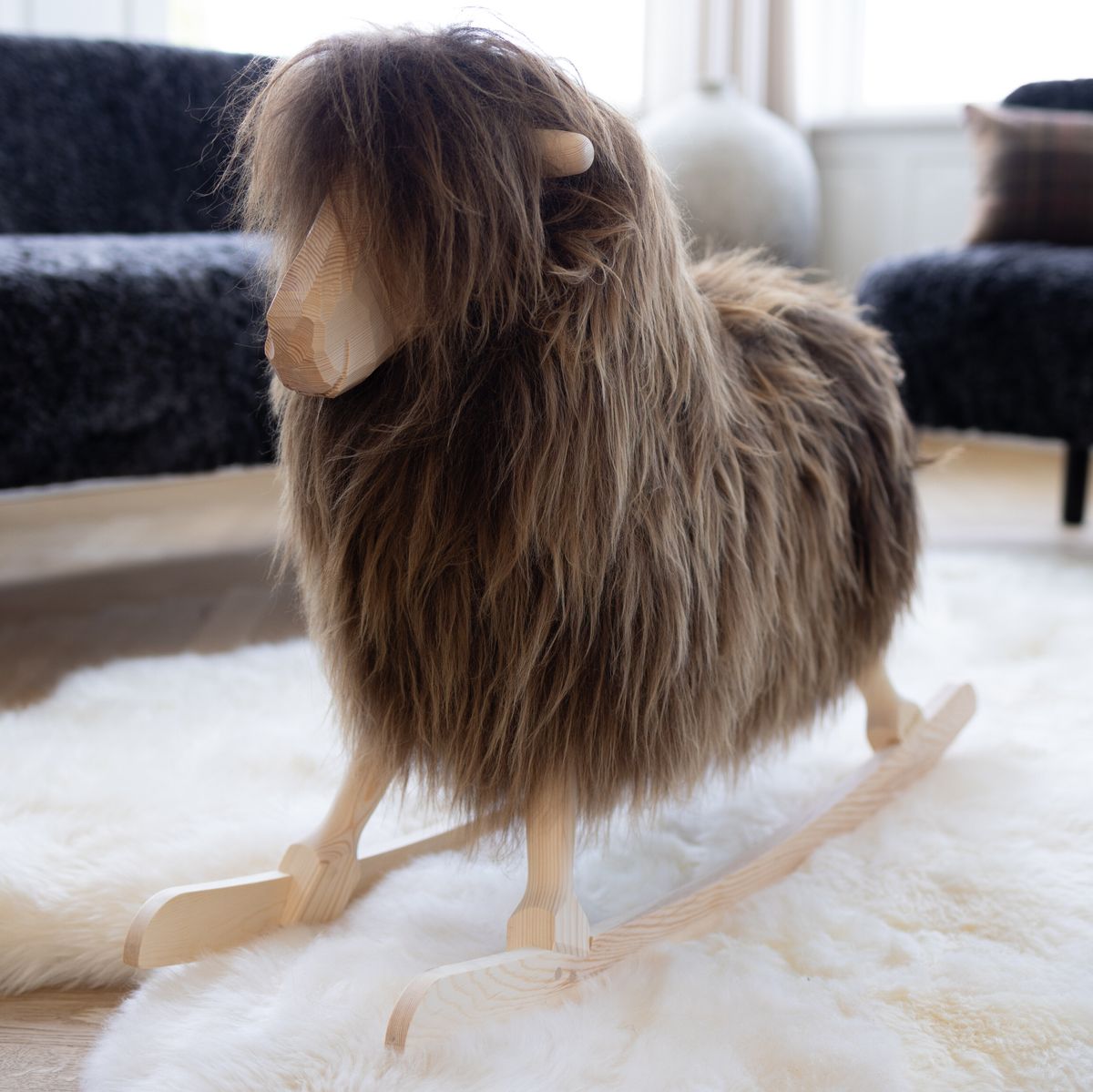 Schommelschaap | IJsland Langharig | L85xW25xH60 cm Natuurlijk Zwart